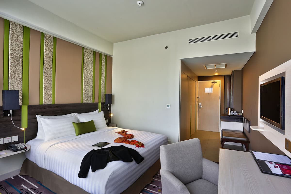 Minibar, in-room safe, desk, iron/ironing board