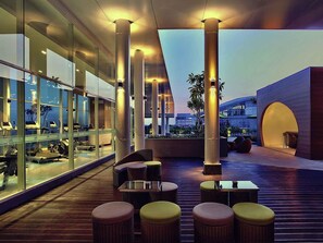 2 bars, lounge dans le hall