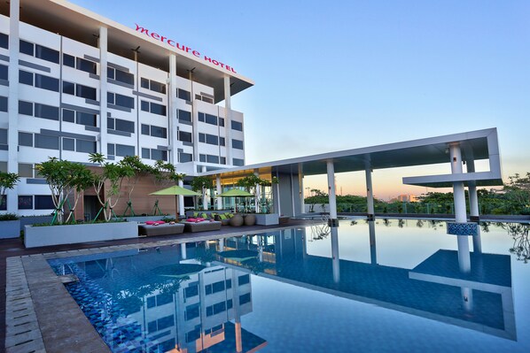 Een buitenzwembad en ligstoelen