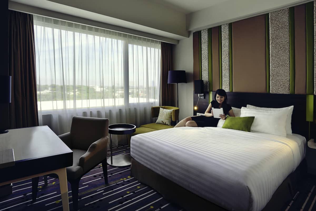 Kamar Superior, 1 Tempat Tidur Double, pemandangan kolam renang | Minibar, brankas, meja kerja, dan setrika/meja setrika