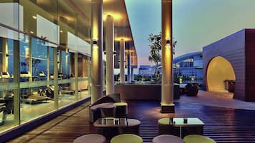 2 bars/lounges, lobby lounge