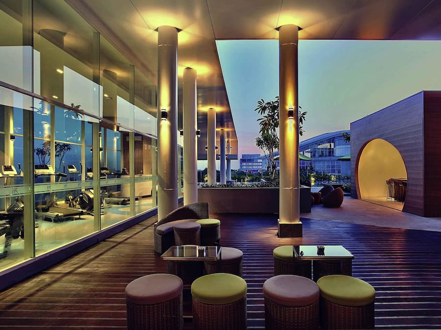 2 bars/lounges, lobby lounge