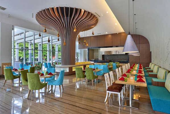 Breakfast, lunch, dinner served; international cuisine - Mercure Serpong Alam Sutera (South Tangerang)