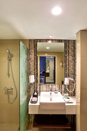 Shower, eco-friendly toiletries, hair dryer, slippers - Mercure Serpong Alam Sutera (South Tangerang)