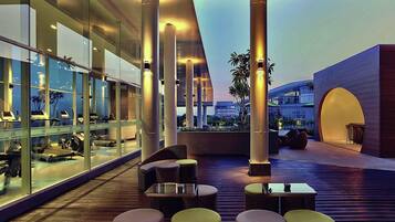 2 bars/lounges, lobby lounge