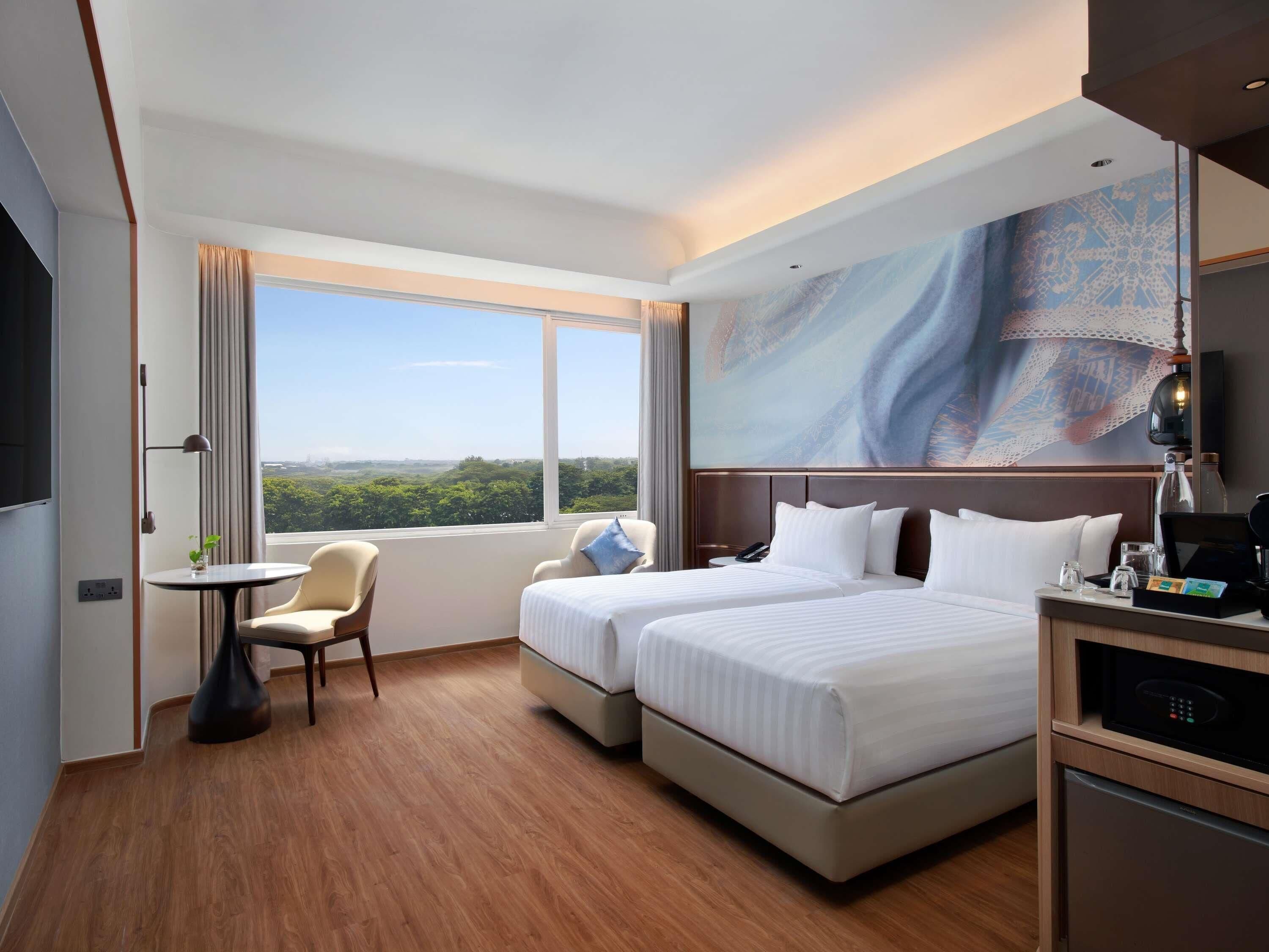 Frigobar, cofres nos quartos, escrivaninha