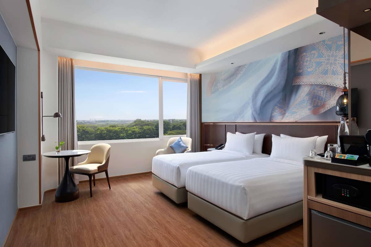 Frigobar, cofres nos quartos, escrivaninha