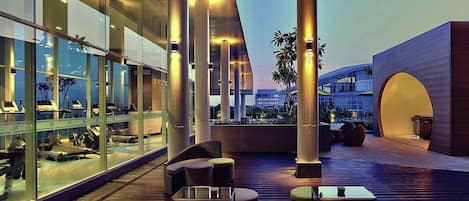 2 bars/lounges, lobby lounge