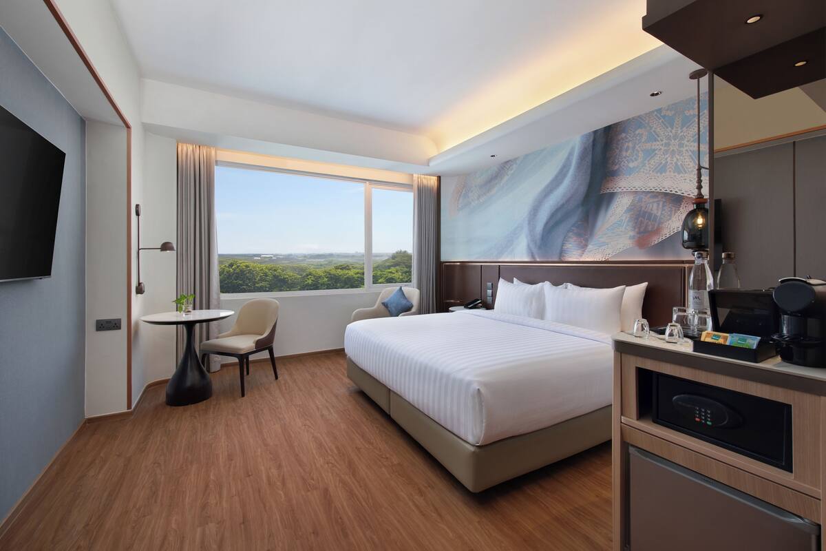 Superior Room, 1 Double Bed, Pool View | Minibar, in-room safe, desk, iron/ironing board