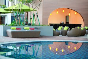 Bar tepi kolam renang