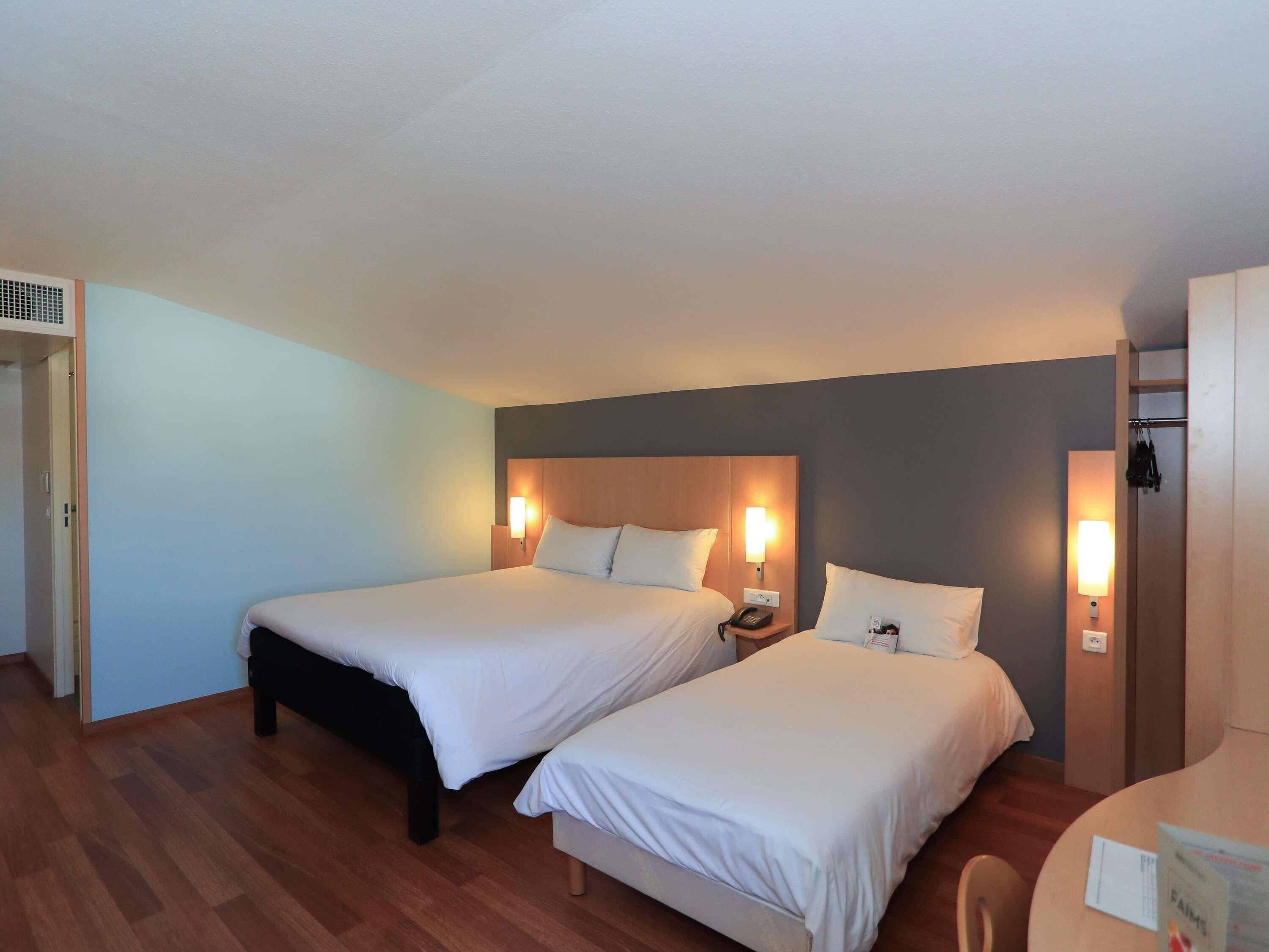 Habitación estándar, varias camas | Escritorio, insonorización y wifi gratis 