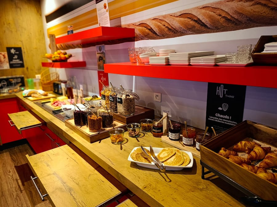 Petit déjeuner buffet (12.9 EUR par personne)