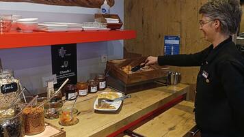 Montaje de bufé con diferentes alimentos y salsas.