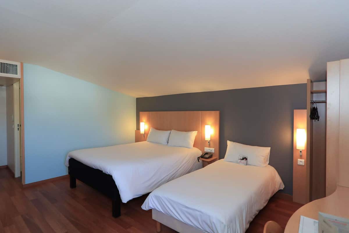 desk, soundproofing, free wifi