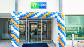 Indgang til Holiday Inn Express med en blå og hvid ballonport.