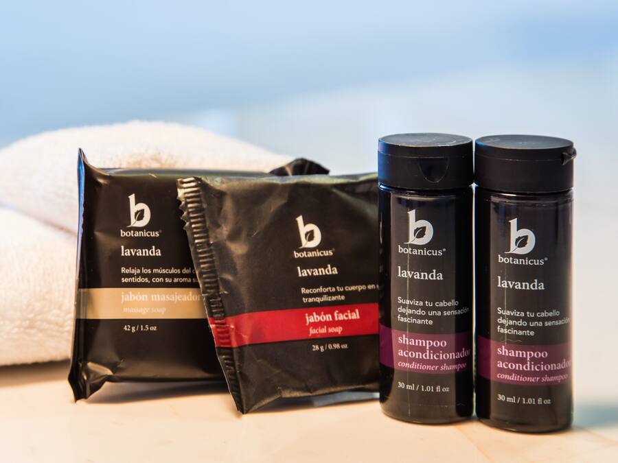 Un juego de artículos de tocador que incluye jabón facial, acondicionador, champú y gel de baño, todos de la marca Botanicus.