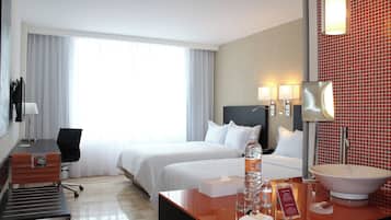 Doppia Superior | Cassaforte in camera, una scrivania, postazione laptop, tende oscuranti