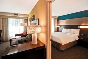 Escrivaninha, ferros/tábuas de passar roupa, camas extras/dobráveis