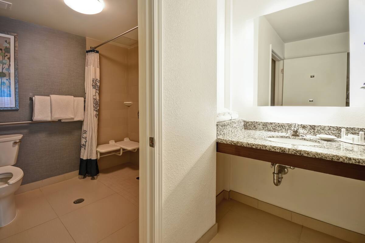 Un baño con inodoro, ducha y lavamanos.