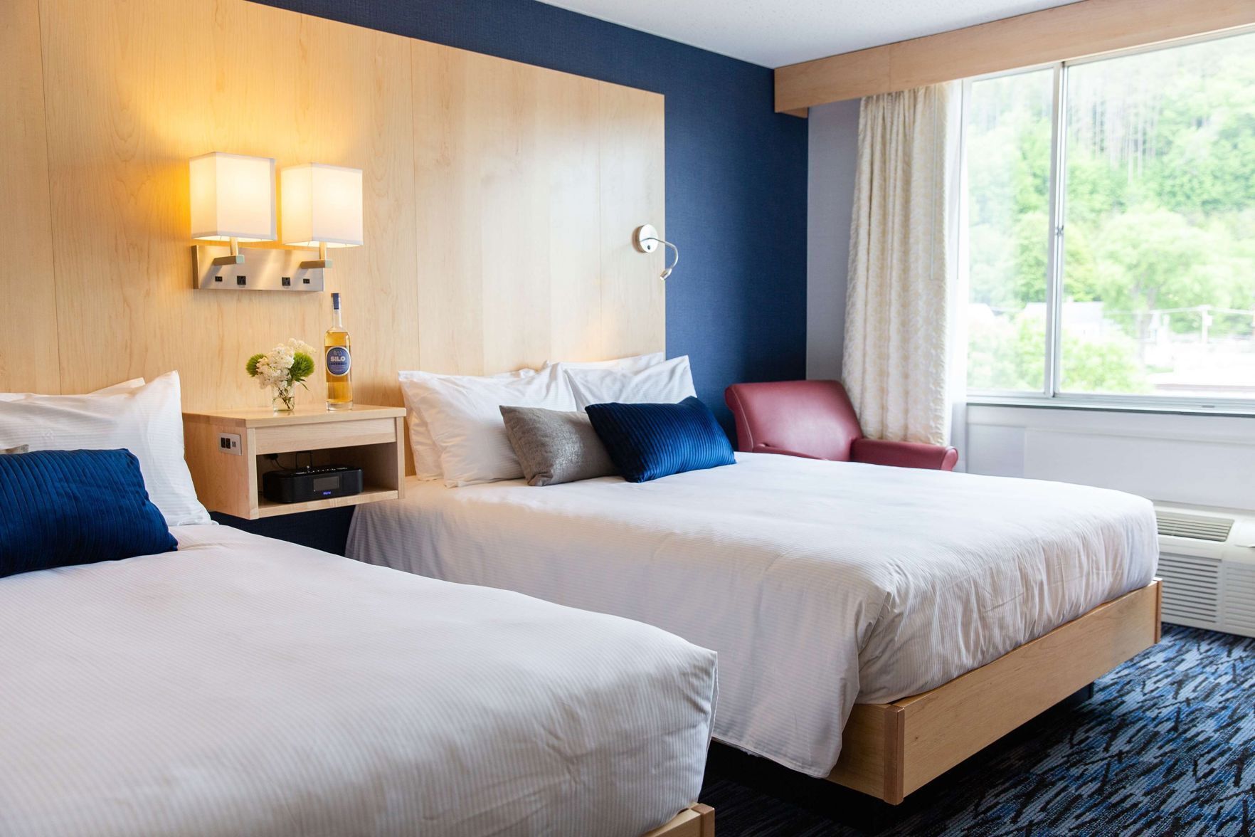 Coffre-fort, bureau, fer et planche à repasser