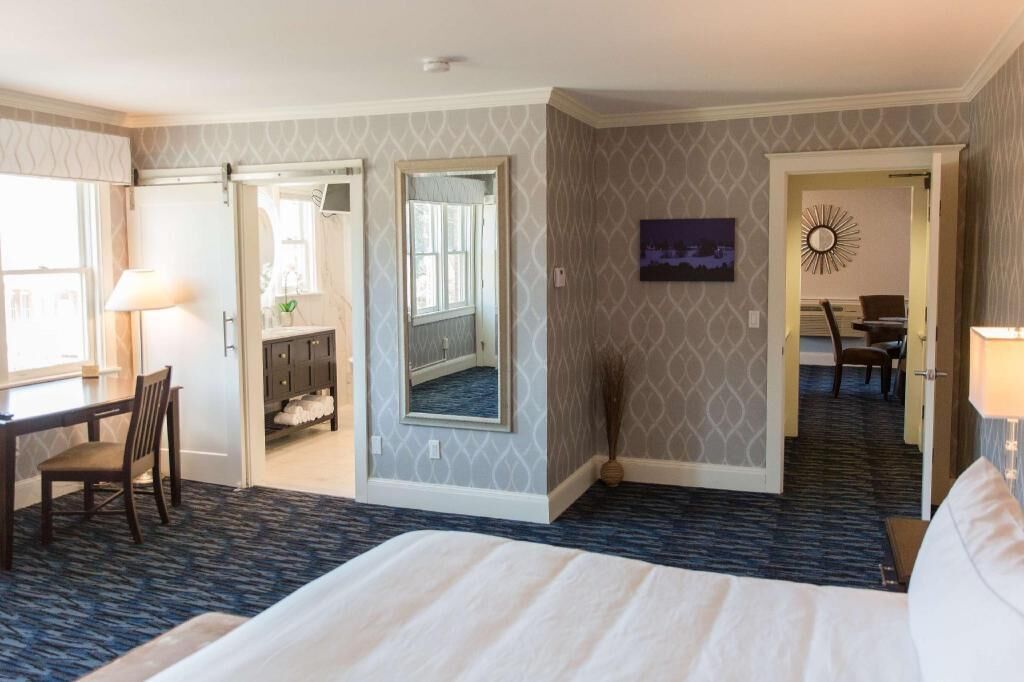 In-room safe, desk, iron/ironing board