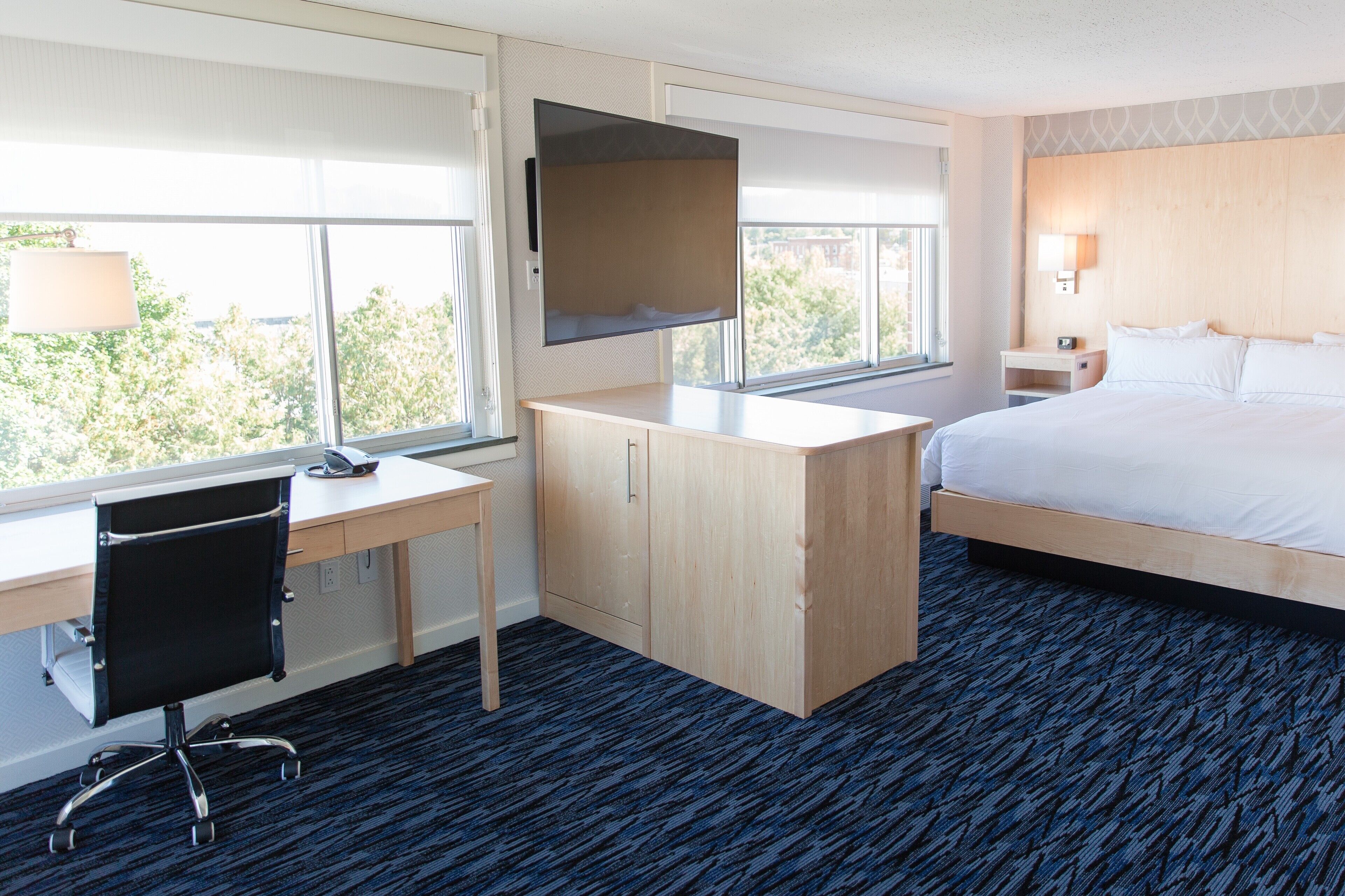 luxury studio suite, 1 king bed with sofa bed | in-room safe, desk, iron/ironing board