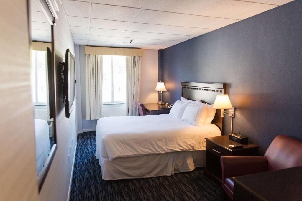 Coffre-fort, bureau, fer et planche à repasser