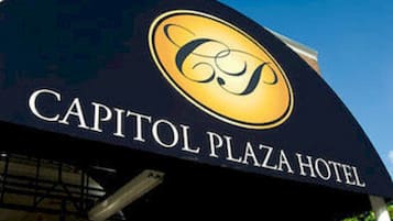 Letrero del Capitol Plaza Hotel, con un logotipo destacado y el nombre del hotel.