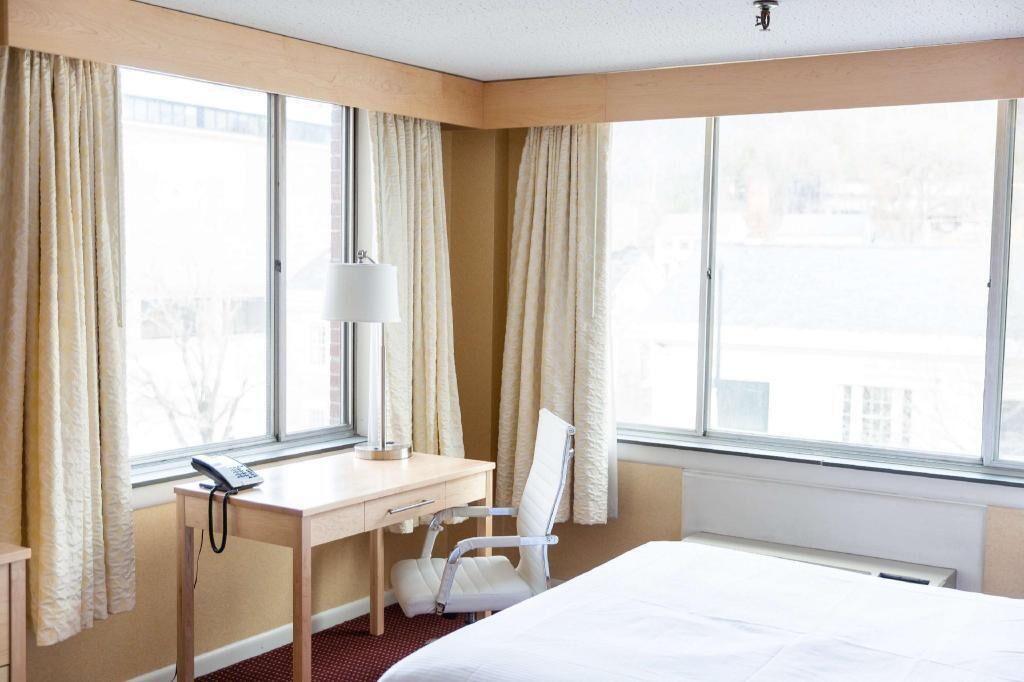 Coffre-fort, bureau, fer et planche à repasser