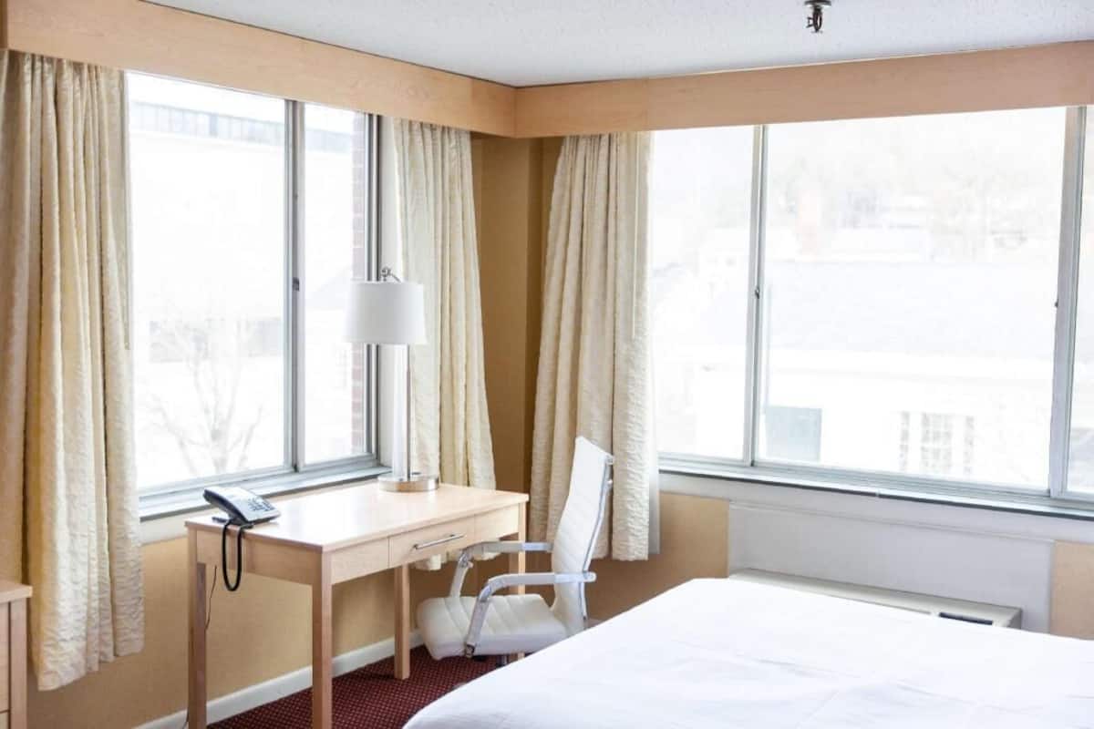 Coffre-fort, bureau, fer et planche Ă repasser