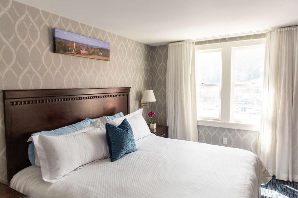 Coffre-fort, bureau, fer et planche à repasser