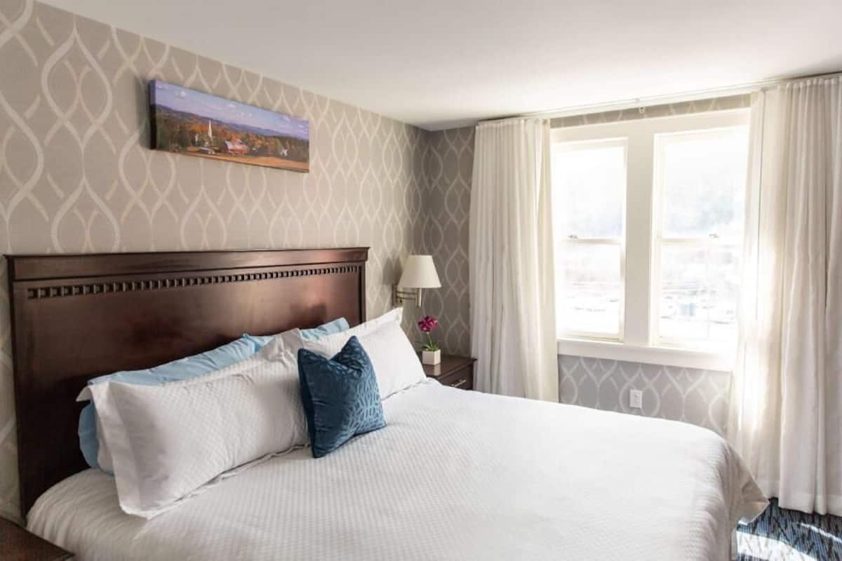 Coffre-fort, bureau, fer et planche Ă repasser