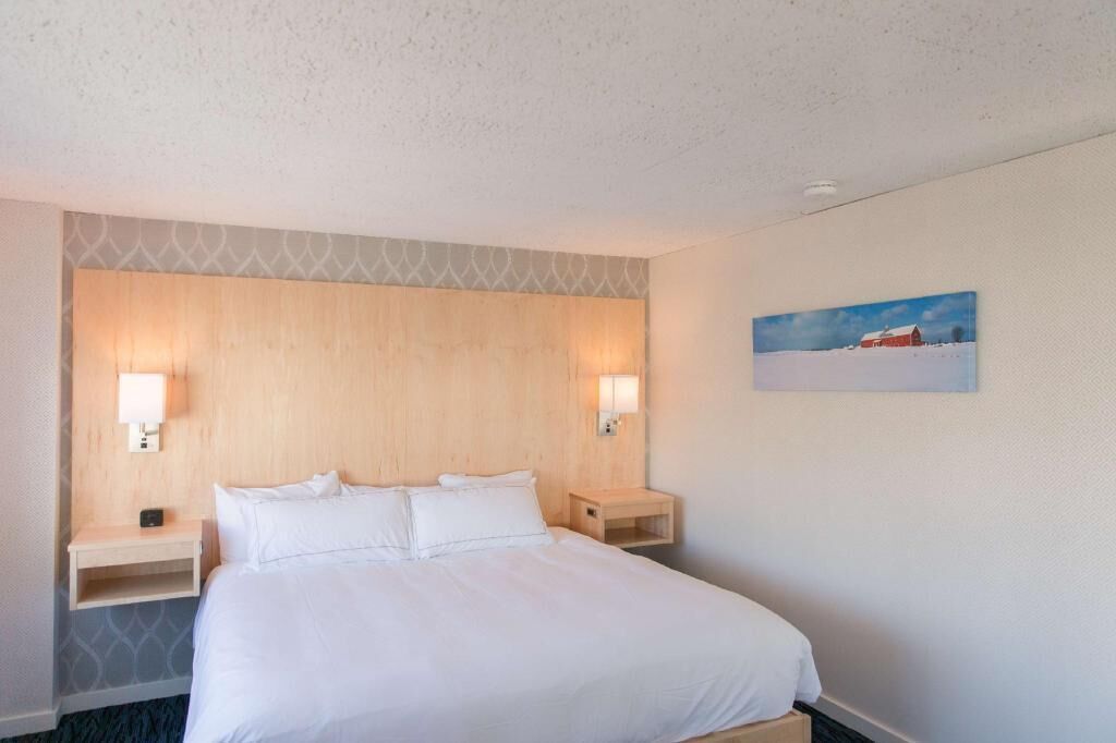 Coffre-fort, bureau, fer et planche à repasser