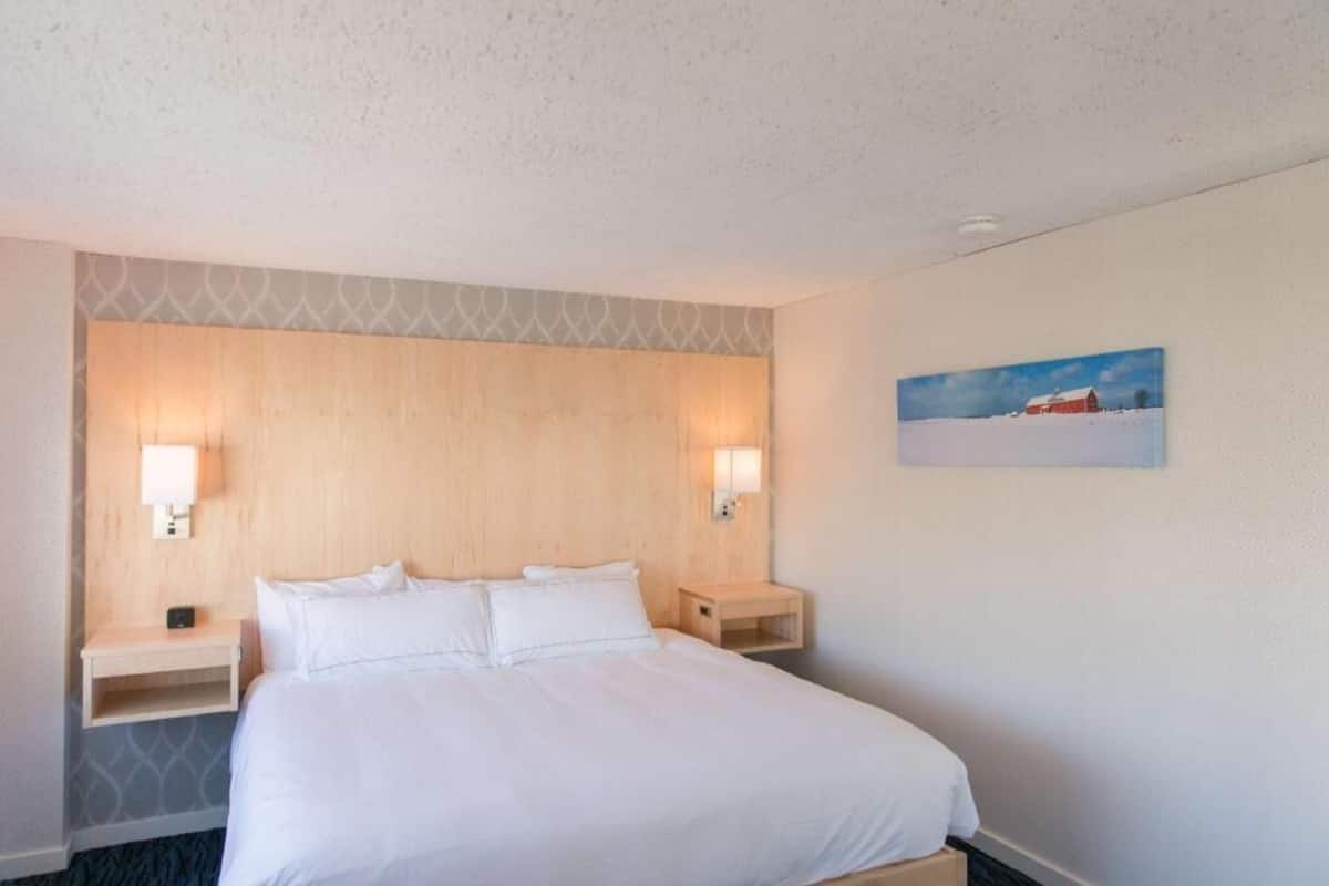 Coffre-fort, bureau, fer et planche Ă repasser