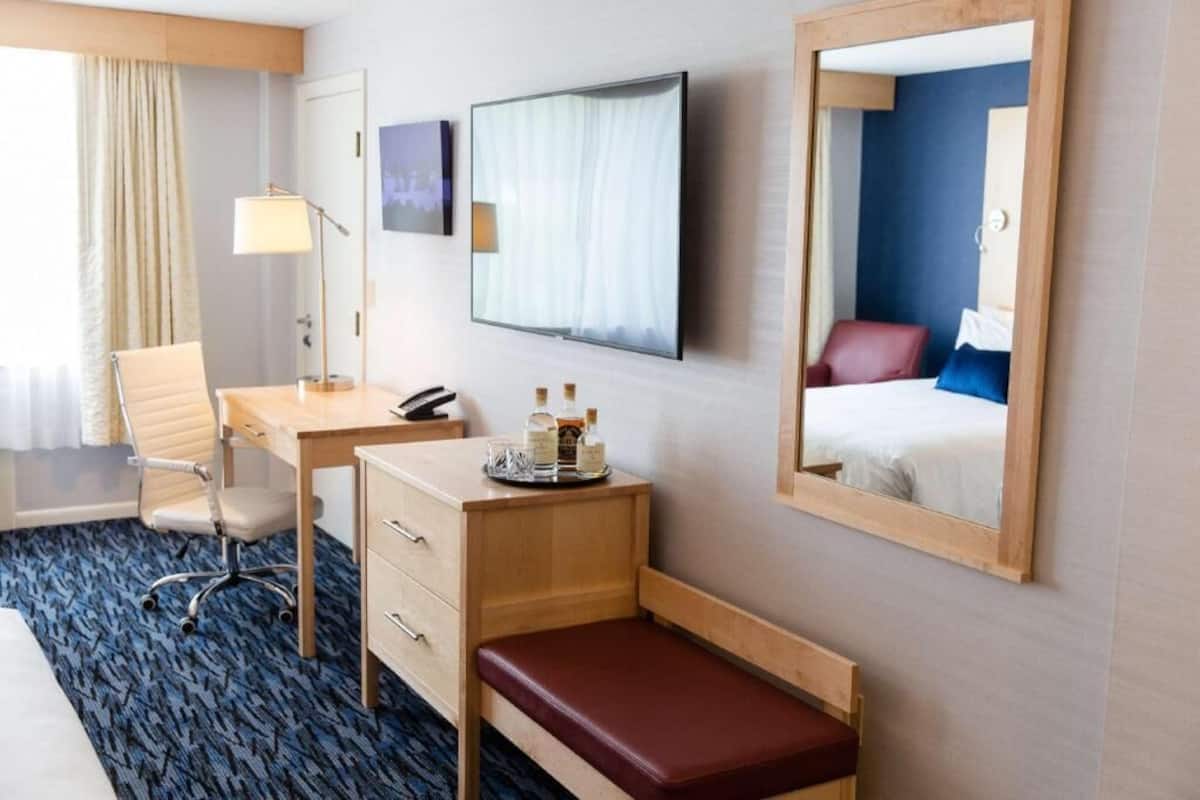 Coffre-fort, bureau, fer et planche Ă repasser