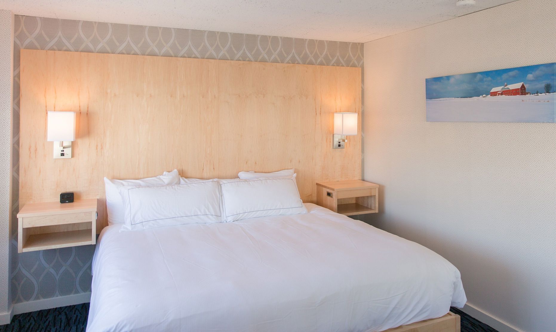 Coffre-fort, bureau, fer et planche à repasser