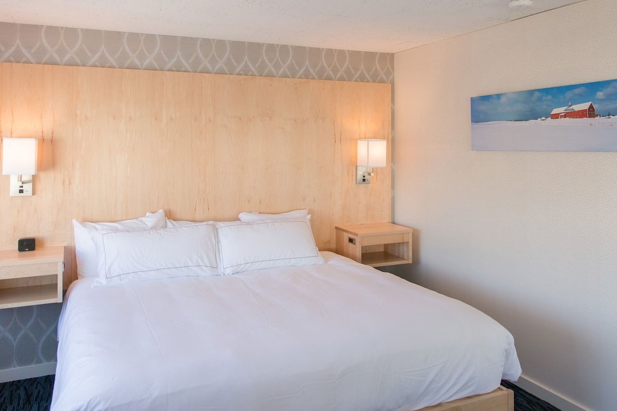 Coffre-fort, bureau, fer et planche Ă repasser