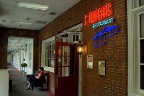 Lunch and dinner served, American cuisine