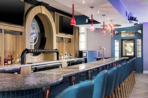 供应午餐和晚餐，美洲菜