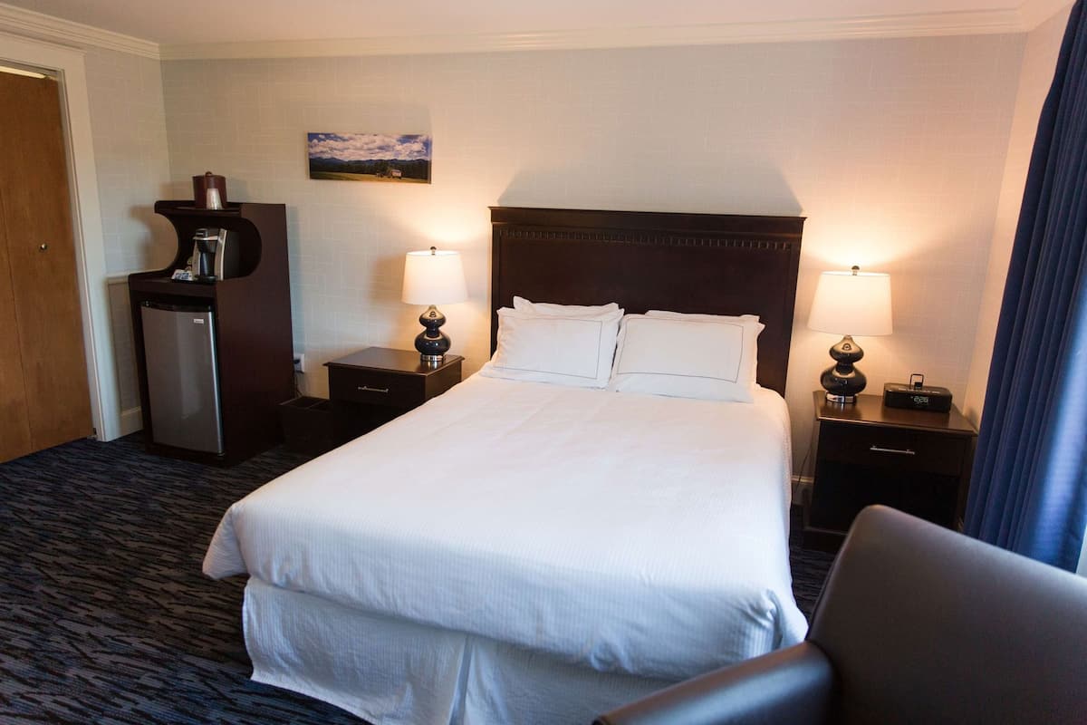 Coffre-fort, bureau, fer et planche Ă repasser