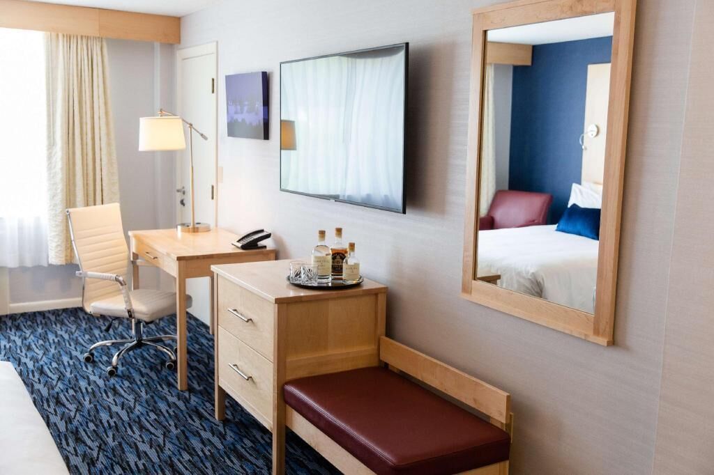 Coffre-fort, bureau, fer et planche à repasser