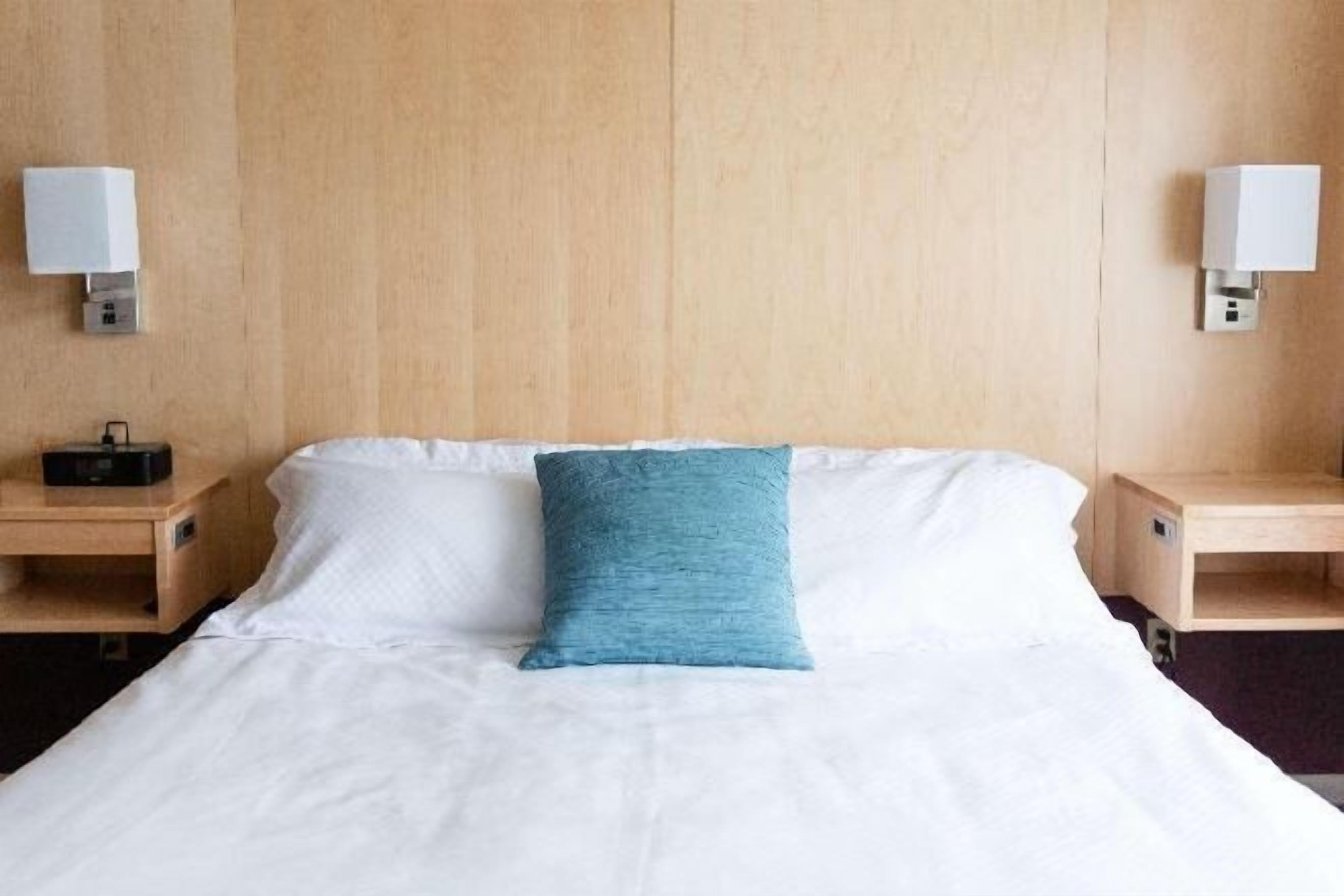 خزنة داخل الغرفة ومكتب ومكواة/لوح كي