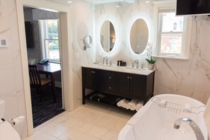 Hair dryer, towels - Capitol Plaza Hotel Montpelier Tapestry Collection by Hilton (Montpelier)