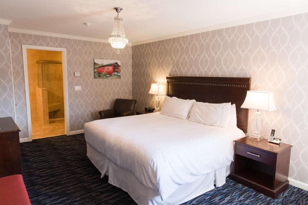 In-room safe, desk, iron/ironing board