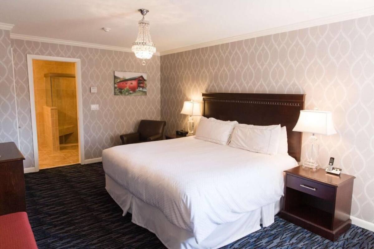 In-room safe, desk, iron/ironing board