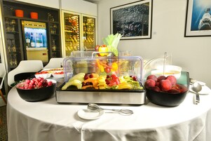 Se ofrece un desayuno bufé (25 EUR por persona)