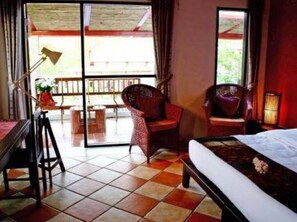 プレミア ダブルルーム | デスク、防音設備、WiFi (無料)、ベッドシーツ