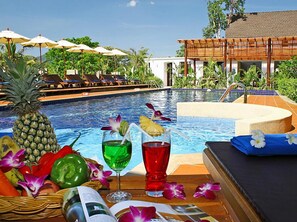 Bar junto a la piscina