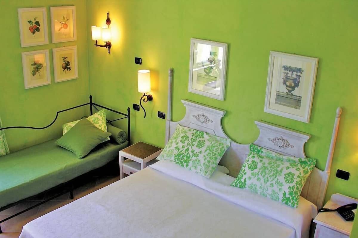 Family Room (2 Adults + 1 Child)