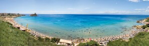 Private beach, sun-loungers, beach umbrellas, beach bar - iGV Club Vacanze Le Castella (Isola di Capo Rizzuto)